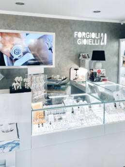 forgioli gioielli monitor interno marketing display verona
