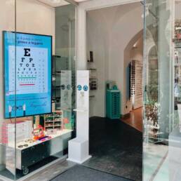 monitor da vetrina ottica fagnola savona
