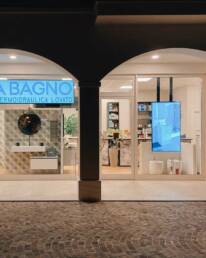 marketing display idea bagno monitor da vetrina trissino vicenza