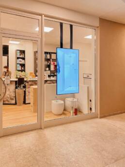 marketing display idea bagno monitor da vetrina trissino vicenza