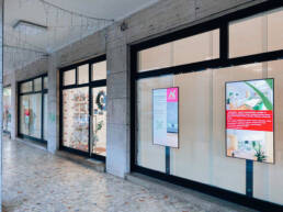 arte-casa-monitor-in-vetrina-marketing-display-verona