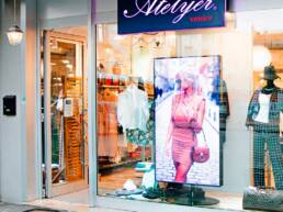 atelyer venice - monitor da vetrina - negozio abbigliamento - marketing display verona