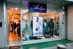 atelyer venice - monitor da vetrina - negozio abbigliamento - marketing display verona