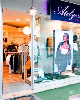 atelyer venice - monitor da vetrina - negozio abbigliamento - marketing display verona