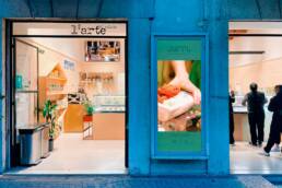 monitor da vetrina e da interno gelateria jurri l'arte del gelato marketing display verona
