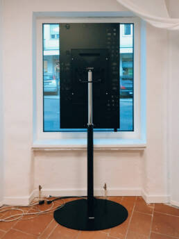 acustica trentina monitor in vetrina marketing display verona