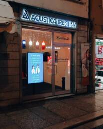 acustica trentina monitor in vetrina marketing display verona