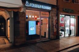 acustica trentina monitor in vetrina marketing display verona