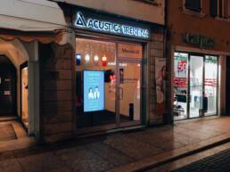 acustica trentina monitor in vetrina marketing display verona