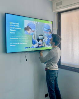 studio dentistico perini monitor da interno marketing display verona
