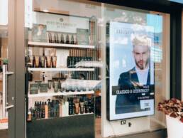 Maja Satlan Parrucchieri monitor in vetrina marketing display verona