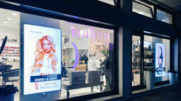 Maja Satlan Parrucchieri monitor in vetrina marketing display verona