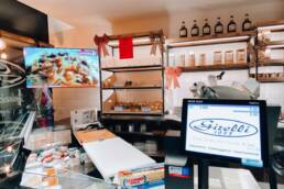 gastronomia salumeria girelli 1933 monitor da interno marketing display verona