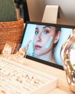 Installazione monitor da interno per negozio di Giulia Campolo Luxury Treatments - Marketing Display - Verona