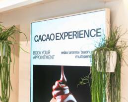 Installazione monitor da interno per negozio di Giulia Campolo Luxury Treatments - Marketing Display - Verona