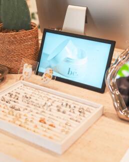 Installazione monitor da interno per negozio di Giulia Campolo Luxury Treatments - Marketing Display - Verona