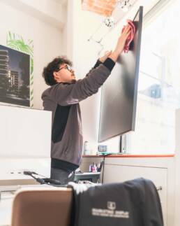 Installazione monitor da vetrina - Marketing Display Verona