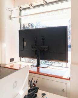 Installazione monitor da vetrina - Marketing Display Verona