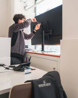 Installazione monitor da vetrina - Marketing Display Verona